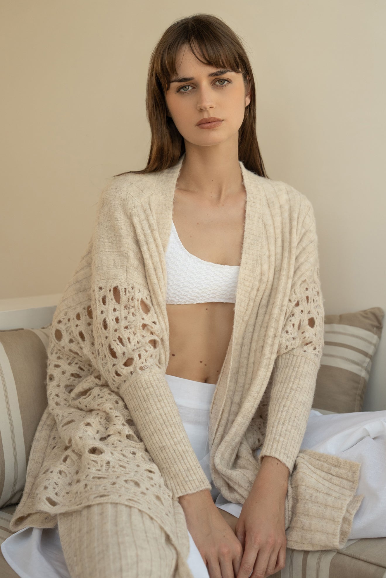 CARDIGAN LARGO CALADO PERLA BEIGE