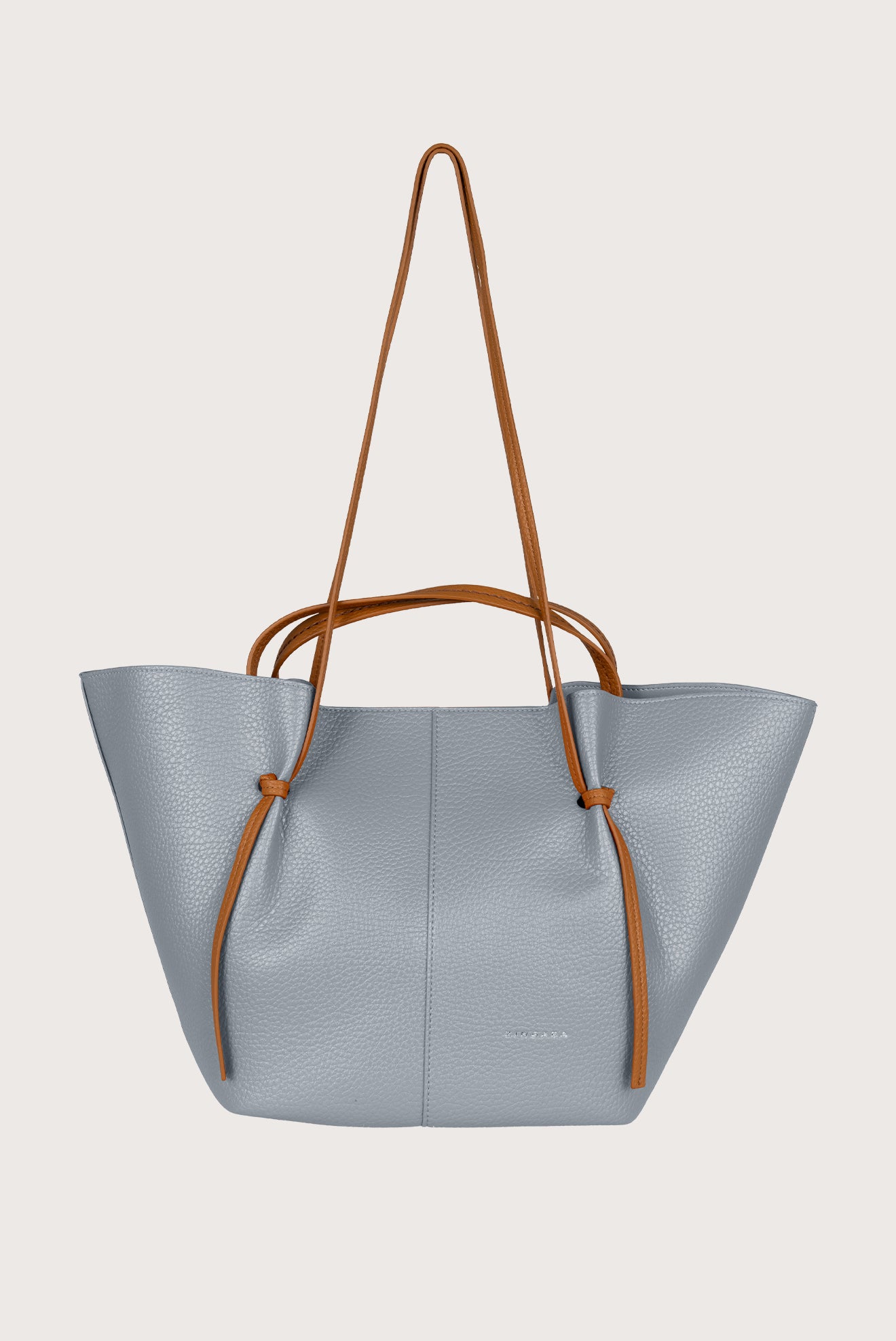 Bolsa grande color celeste con asas marrones, estilo moderno