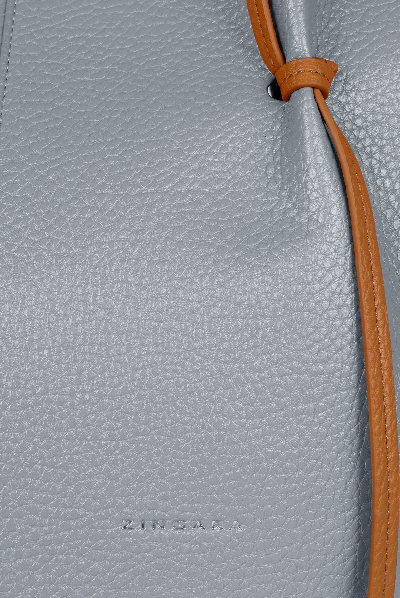 Acercamiento a la textura de la bolsa grande color celeste