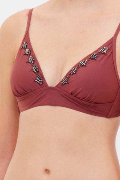 Video del top de bikini café con tirantes delgados y bordados de hojas sobre las copas